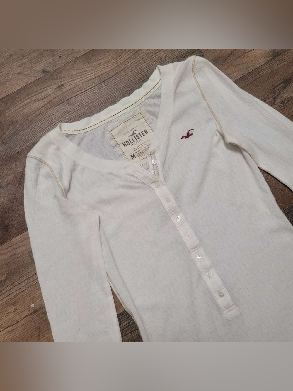 Women’s Y2K Hollister Icon Henly White Long Sleeve Fitted Babydoll Shirt Size M